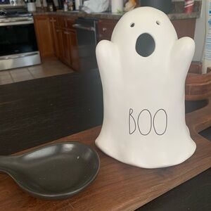 RAE DUNN Ceramic Halloween White “BOO” Ghost Figurine VHTF  👻- Online Exclusive